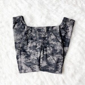 SPANX Camo Print Jogger Pants Gray Black Stretch Pull On Athleisure Womens Small